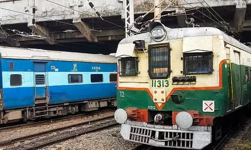 ट्रेन पर कथित तौर पर पत्थर फेंकने से रेल यात्री गंभीर रूप से घायल