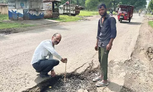 Bhopal : खस्ताहाल सड़कों पर टेप चिपकाकर जनता ने जताया विरोध Bhopal : खस्ताहाल सड़कों पर टेप चिपकाकर जनता ने जताया विरोध