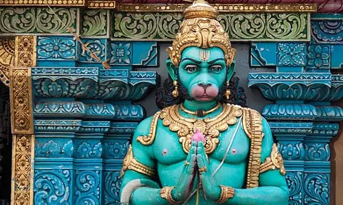हनुमान जी का दूध पीने के लिए मंदिर में उमड़ी भीड़ हनुमान जी का दूध पीने के लिए मंदिर में उमड़ी भीड़
