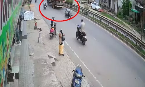 CG BREAKING: बाइक सवार पुरुषोत्तम सेन की टैंकर से कुचलकर मौके पर मौत, देखें VIDEO...