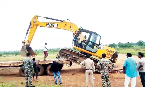 बीरोड़ा नदी में अवैध रेत खनन पर बड़ी कार्रवाई, 1 चेन माउंटेड और 7 हाइवा जब्त बीरोड़ा नदी में अवैध रेत खनन पर बड़ी कार्रवाई, 1 चेन माउंटेड और 7 हाइवा जब्त
