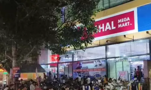 विशाल मेगा मार्ट की लिफ्ट में बड़ा हादसा टला, डेढ़ घंटे तक फंसे रहे 8 लोग, मची अफरा-तफरी विशाल मेगा मार्ट की लिफ्ट में बड़ा हादसा टला, डेढ़ घंटे तक फंसे रहे 8 लोग, मची अफरा-तफरी