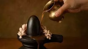 धर्म: चाहते हैं शांति और समृद्धि, जानिए शिवलिंग पर कैसे चढ़ाएं विशेष रस, दूर होंगी आर्थिक बाधाएं धर्म: चाहते हैं शांति और समृद्धि, जानिए शिवलिंग पर कैसे चढ़ाएं विशेष रस, दूर होंगी आर्थिक बाधाएं