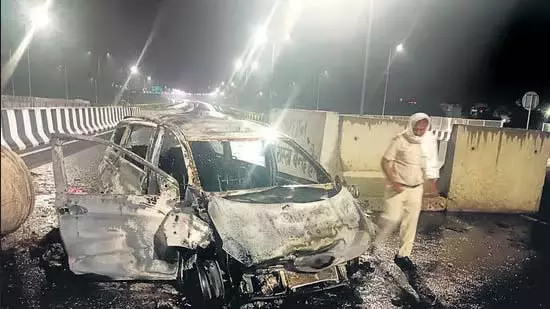 Delhi : कार के अंदर जलकर व्यक्ति की मौत, एक घायल Delhi : कार के अंदर जलकर व्यक्ति की मौत, एक घायल