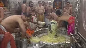 Ujjain:अंतिम सोमवार पर पहले हुआ पंचामृत पूजन फिर बाबा महाकाल ने रमाई भस्म Ujjain:अंतिम सोमवार पर पहले हुआ पंचामृत पूजन फिर बाबा महाकाल ने रमाई भस्म