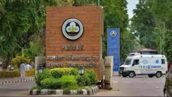 पत्नी से झगड़ा करने से रोका तो पीजीआई के बाहर तीन लोगों पर हमला पत्नी से झगड़ा करने से रोका तो पीजीआई के बाहर तीन लोगों पर हमला