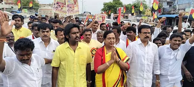 प्रेमलता विजयकांत ने अपने चुनावी दौरे की शुरुआत तमिलनाडु सीमा से की. प्रेमलता विजयकांत ने अपने चुनावी दौरे की शुरुआत तमिलनाडु सीमा से की.