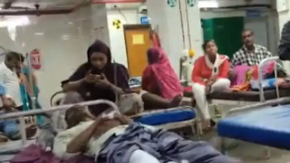 SCB ट्रॉमा कैजुअल्टी वार्ड में एसी की खराबी, मरीजों को हुई मुश्किलें SCB ट्रॉमा कैजुअल्टी वार्ड में एसी की खराबी, मरीजों को हुई मुश्किलें