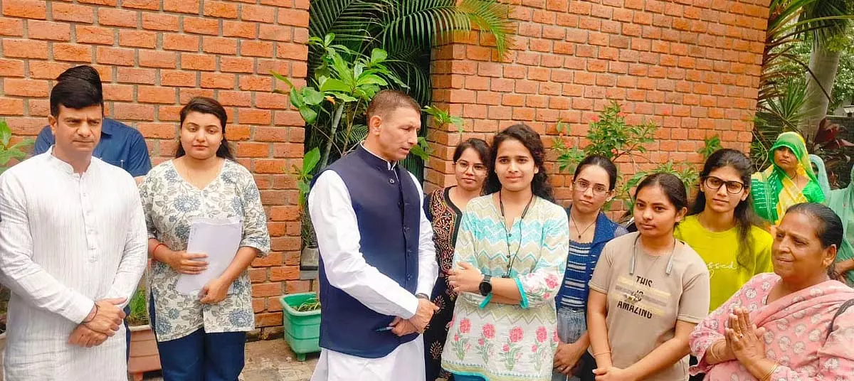 Indore : नर्सिंग स्नातकों ने वादा की गई नौकरी के लिए लड़ाई जारी रखी Indore : नर्सिंग स्नातकों ने वादा की गई नौकरी के लिए लड़ाई जारी रखी