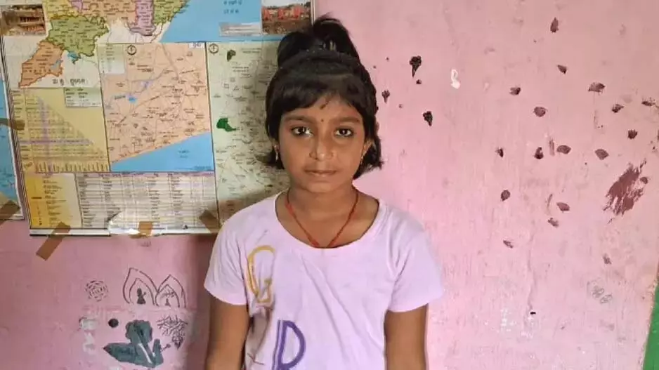 Odisha: बच्ची ने स्कूल जाने से किया इनकार, ‘खराब हालात’ बनी वजह Odisha: बच्ची ने स्कूल जाने से किया इनकार, ‘खराब हालात’ बनी वजह