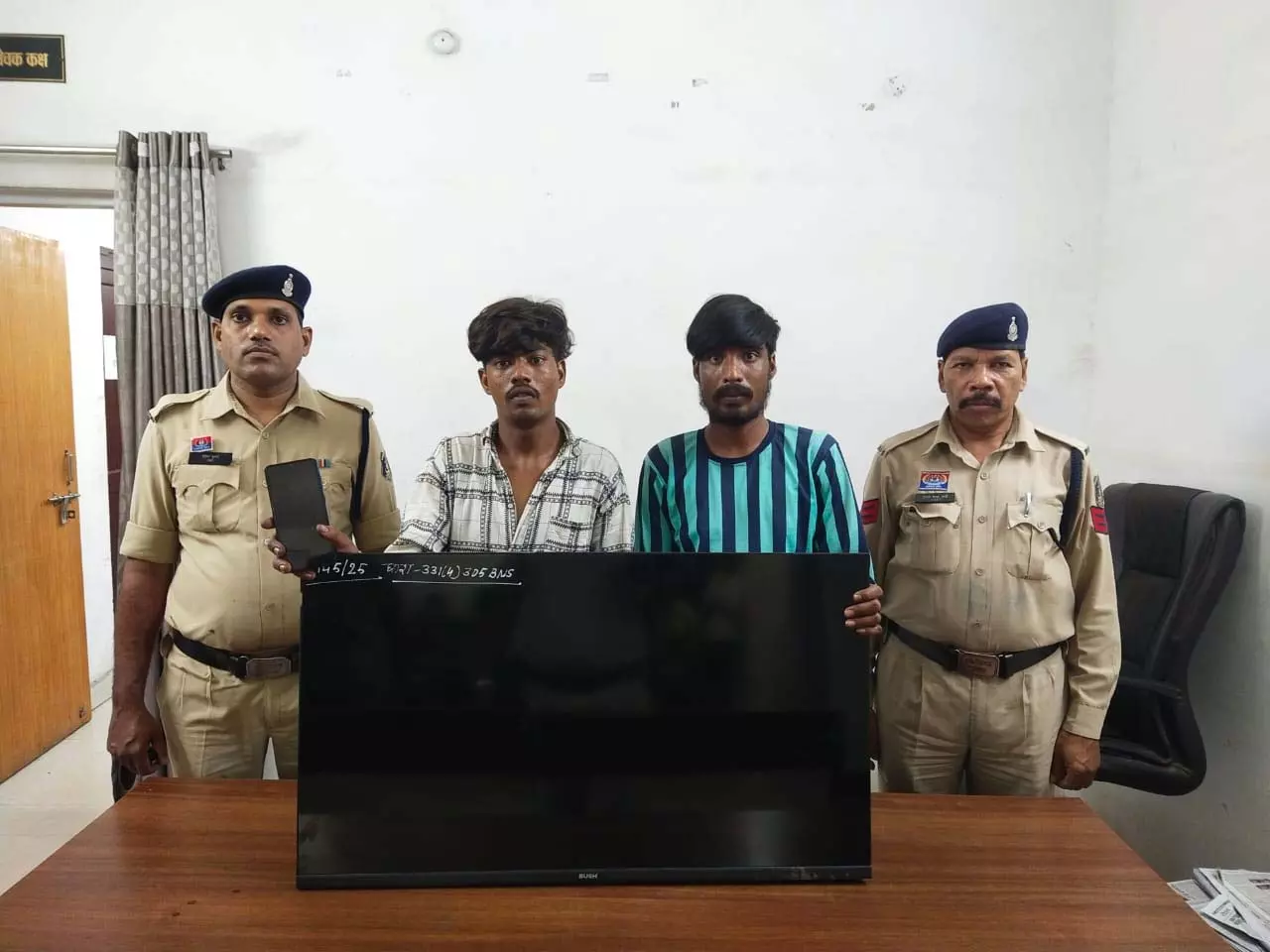 देवेन्द्र नगर के दुकान में चोरी, दो शातिर गिरफ्तार देवेन्द्र नगर के दुकान में चोरी, दो शातिर गिरफ्तार