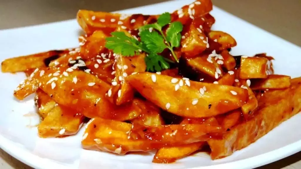 Honey Chilli Potato : घर पर बनाना है आसान, जानें इसकी आसान रेसिपी Honey Chilli Potato : घर पर बनाना है आसान, जानें इसकी आसान रेसिपी