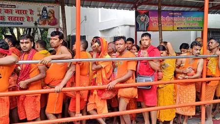 देवघर में सावन के चौथे सोमवार पर जलाभिषेक के लिए श्रद्धालुओं का तांता लगा देवघर में सावन के चौथे सोमवार पर जलाभिषेक के लिए श्रद्धालुओं का तांता लगा