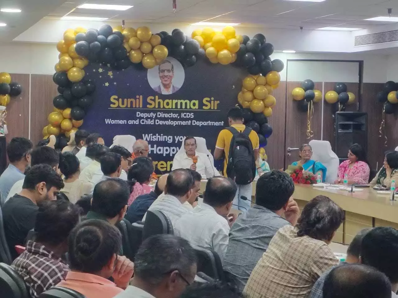 इंद्रावती भवन को सेलिब्रेशन क्लब बनाने पर तुले अधिकारी-कर्मचारी इंद्रावती भवन को सेलिब्रेशन क्लब बनाने पर तुले अधिकारी-कर्मचारी
