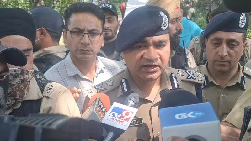 कुलगाम मुठभेड़ तीसरे दिन भी जारी, अब तक 1 आतंकी ढेर, 2 फंसे: IGP कश्मीर कुलगाम मुठभेड़ तीसरे दिन भी जारी, अब तक 1 आतंकी ढेर, 2 फंसे: IGP कश्मीर
