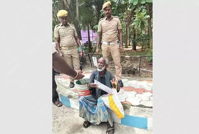 Tamil Nadu : मजदूर ने विल्लुपुरम कलेक्ट्रेट कार्यालय में आग लगाने का प्रयास किया Tamil Nadu : मजदूर ने विल्लुपुरम कलेक्ट्रेट कार्यालय में आग लगाने का प्रयास किया