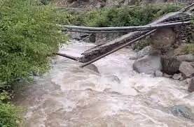 Jammu-Kashmir: पुल टूटने से 2 इलाकों का टूटा संपर्क Jammu-Kashmir: पुल टूटने से 2 इलाकों का टूटा संपर्क