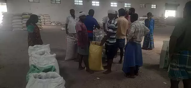 Villupuram : विनियमित बाजारों में नीलामी में भाग लेने वाले व्यापारी Villupuram : विनियमित बाजारों में नीलामी में भाग लेने वाले व्यापारी
