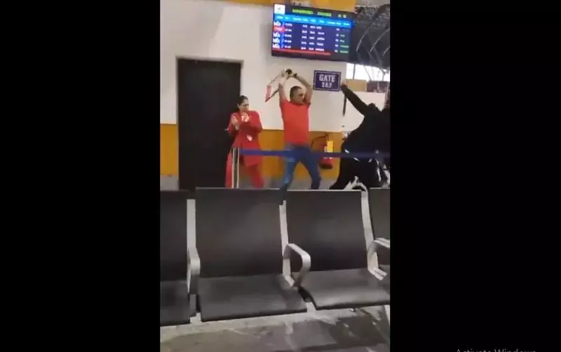 अतिरिक्त सामान विवाद: सेना अधिकारी ने श्रीनगर एयरपोर्ट पर स्पाइसजेट स्टाफ से की मारपीट अतिरिक्त सामान विवाद: सेना अधिकारी ने श्रीनगर एयरपोर्ट पर स्पाइसजेट स्टाफ से की मारपीट