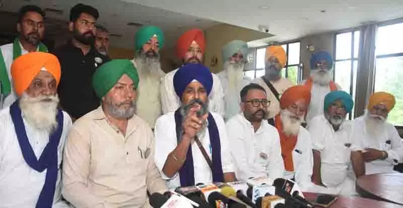 भूमि पूलिंग नीति पर Punjab सरकार को घेरने के लिए, किसान संघ ने ‘एकीकृत प्रतिरोध’ का आह्वान किया भूमि पूलिंग नीति पर Punjab सरकार को घेरने के लिए, किसान संघ ने ‘एकीकृत प्रतिरोध’ का आह्वान किया