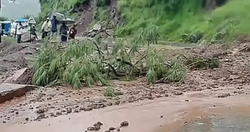 भूस्खलन से राजौरी-कोटरांका मार्ग अवरुद्ध भूस्खलन से राजौरी-कोटरांका मार्ग अवरुद्ध