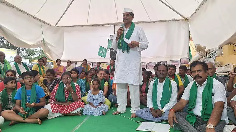 Karnataka : सरजापुर में भूमि अधिग्रहण के खिलाफ संघर्ष को और मजबूती Karnataka : सरजापुर में भूमि अधिग्रहण के खिलाफ संघर्ष को और मजबूती