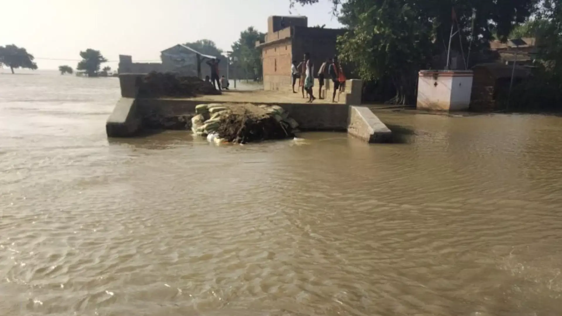 Ballia: गंगा की लहरों का कहर, गांवों में घुसा बाढ़ का पानी Ballia: गंगा की लहरों का कहर, गांवों में घुसा बाढ़ का पानी