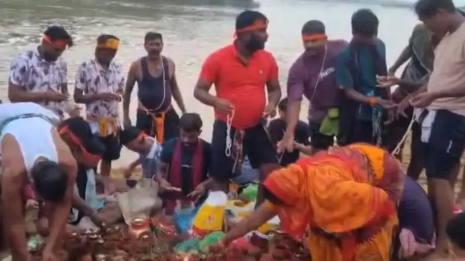 सावन के अंतिम सोमवार पर ओडिशा में भक्तों की भारी भीड़ सावन के अंतिम सोमवार पर ओडिशा में भक्तों की भारी भीड़