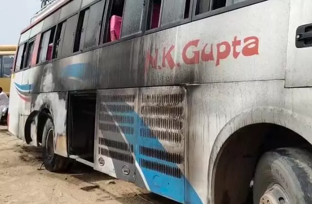 jammu kashmir: चलती बस में लगी भीषण आग, मची अफरा-तफरी jammu kashmir: चलती बस में लगी भीषण आग, मची अफरा-तफरी