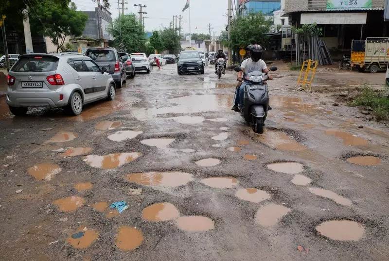 Haryana : बारिश से गुरुग्राम की सड़कें फिर से जर्जर Haryana : बारिश से गुरुग्राम की सड़कें फिर से जर्जर