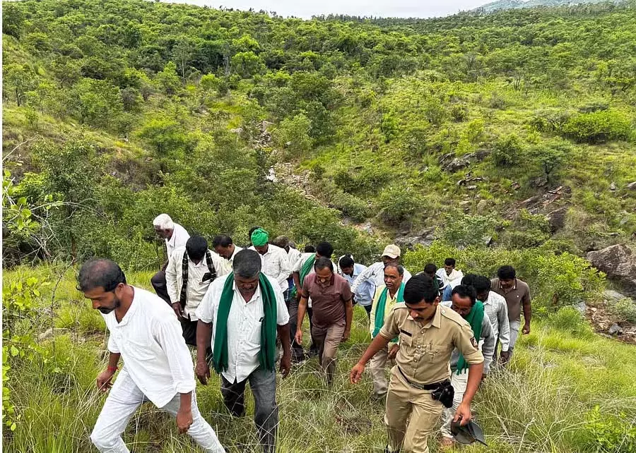 Check Dam : गोरवाहल्ला लाइन के साथ जिला कलेक्टर का ट्रेक Check Dam : गोरवाहल्ला लाइन के साथ जिला कलेक्टर का ट्रेक