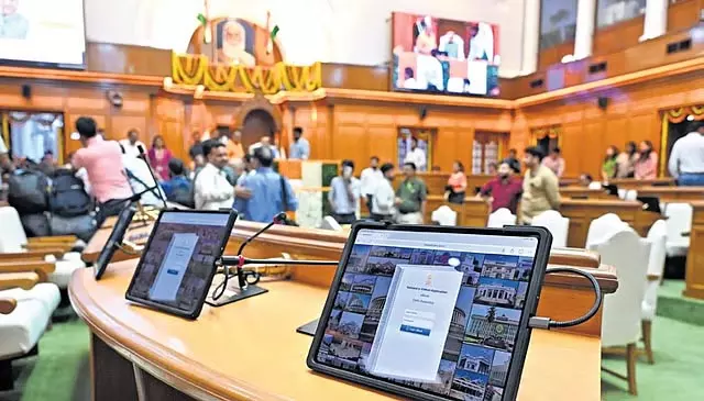 दिल्ली विधानसभा ने ई-विधान प्रणाली अपनाई, अब पूरी तरह सौर ऊर्जा से संचालित दिल्ली विधानसभा ने ई-विधान प्रणाली अपनाई, अब पूरी तरह सौर ऊर्जा से संचालित