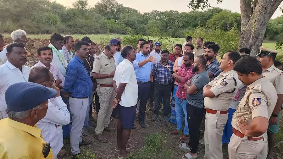 Chintamani : कब्रिस्तान के लिए संघर्ष समाप्त हो गया है। Chintamani : कब्रिस्तान के लिए संघर्ष समाप्त हो गया है।