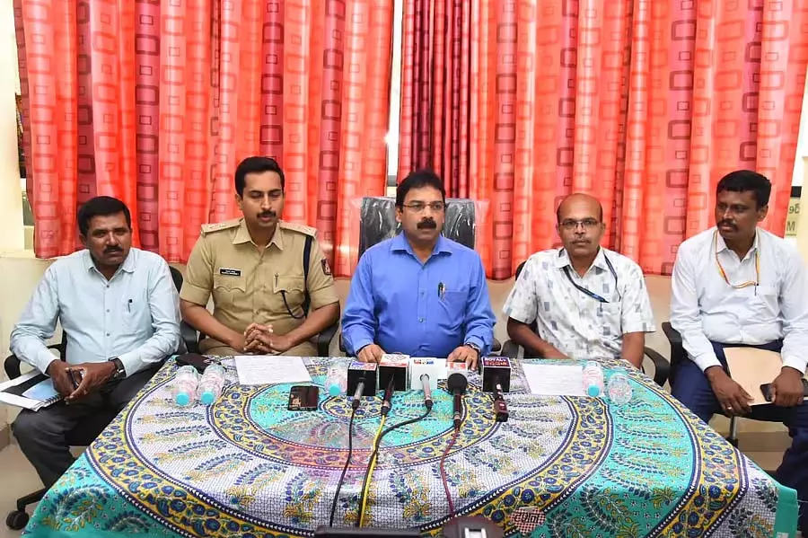 यात्रियों की सुविधा के लिए 1,059 वैकल्पिक वाहन; जिला कलेक्टर यात्रियों की सुविधा के लिए 1,059 वैकल्पिक वाहन; जिला कलेक्टर