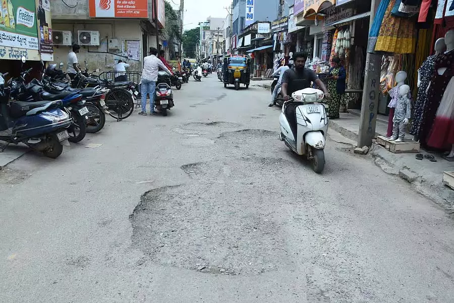 अधिकांश सड़कों पर यातायात जाम; चिक्कबल्लापुर की सड़कें गड्ढों से भरी है अधिकांश सड़कों पर यातायात जाम; चिक्कबल्लापुर की सड़कें गड्ढों से भरी है