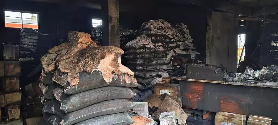Bangarpet : उर्वरक की दुकान में आग लगने की घटना Bangarpet : उर्वरक की दुकान में आग लगने की घटना