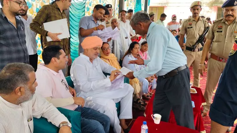 Haryana के कृषि मंत्री ने खेल उपकरण, सौर पैनल और ई-रिक्शा वितरित किए Haryana के कृषि मंत्री ने खेल उपकरण, सौर पैनल और ई-रिक्शा वितरित किए