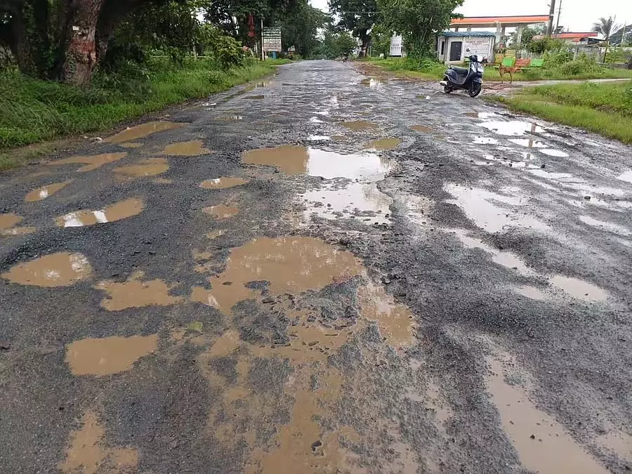 उत्तर कन्नड़: भारी बारिश के कारण शहर की सड़कें खराब उत्तर कन्नड़: भारी बारिश के कारण शहर की सड़कें खराब
