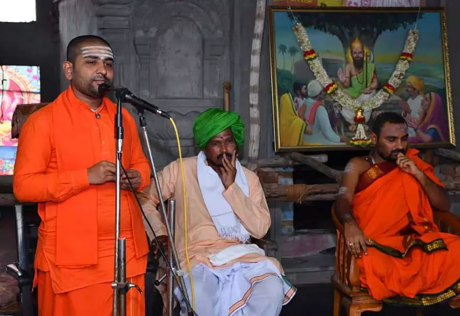 चुपचाप हासिल करें और समाज में योगदान दें: Ulvendra Sri चुपचाप हासिल करें और समाज में योगदान दें: Ulvendra Sri