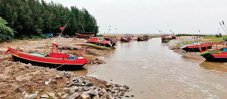 Balasore में मछली पकड़ते समय एक ही परिवार के तीन लोग लापता, तलाश जारी Balasore में मछली पकड़ते समय एक ही परिवार के तीन लोग लापता, तलाश जारी