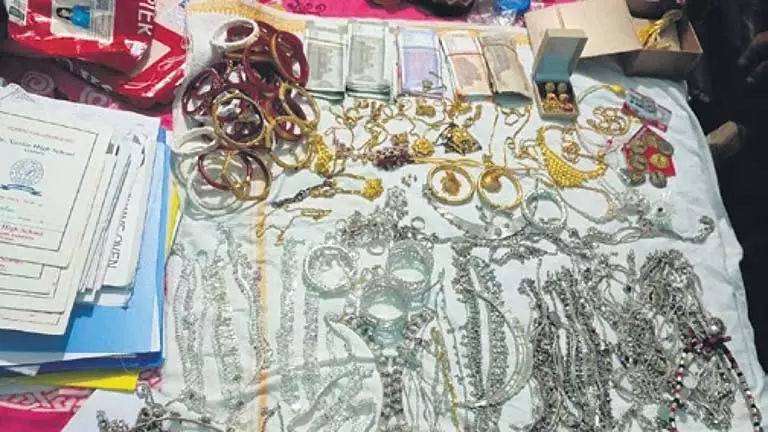 ओडिशा के MVI के पास विजिलेंस की छापेमारी में 44 प्लॉट और 1 किलो सोना मिला ओडिशा के MVI के पास विजिलेंस की छापेमारी में 44 प्लॉट और 1 किलो सोना मिला