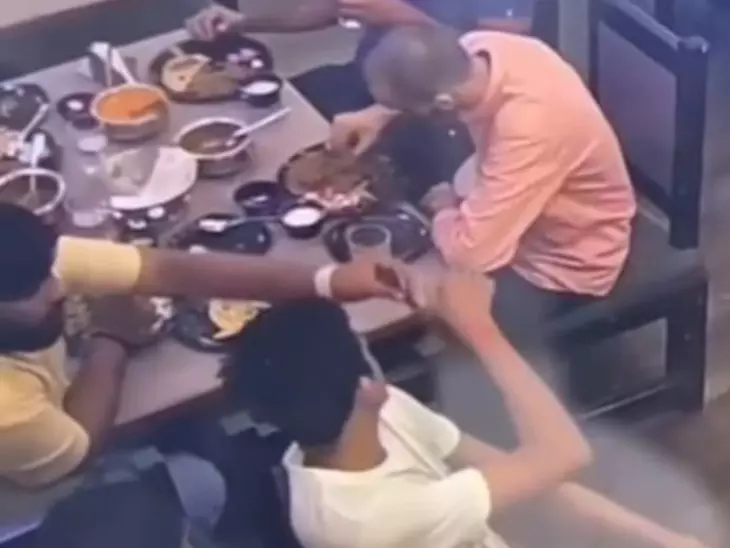 Gorakhpur: हड्डी मिलने की झूठी शिकायत से प्रभावित हुई दुकान की बदनामी Gorakhpur: हड्डी मिलने की झूठी शिकायत से प्रभावित हुई दुकान की बदनामी