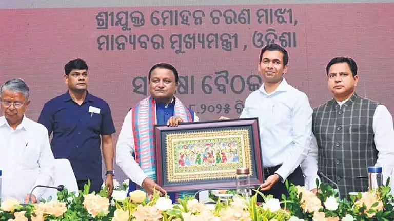 Odisha मुख्यमंत्री माझी ने क्योंझर जिले में विकास परियोजनाओं की समीक्षा की Odisha मुख्यमंत्री माझी ने क्योंझर जिले में विकास परियोजनाओं की समीक्षा की