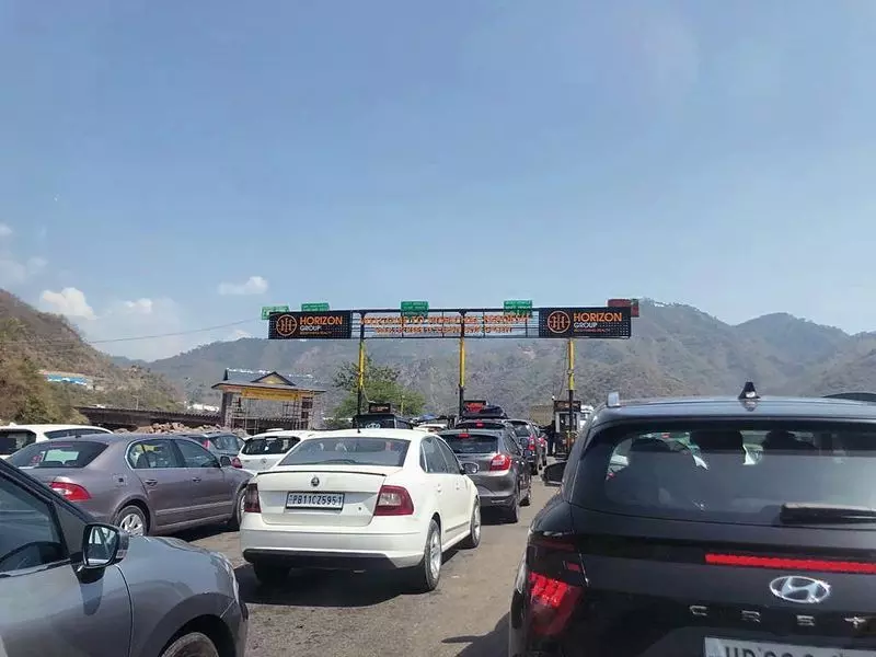 Haryana : हाईकोर्ट ने परवाणू में सप्ताहांत जाम की चेतावनी दी Haryana : हाईकोर्ट ने परवाणू में सप्ताहांत जाम की चेतावनी दी