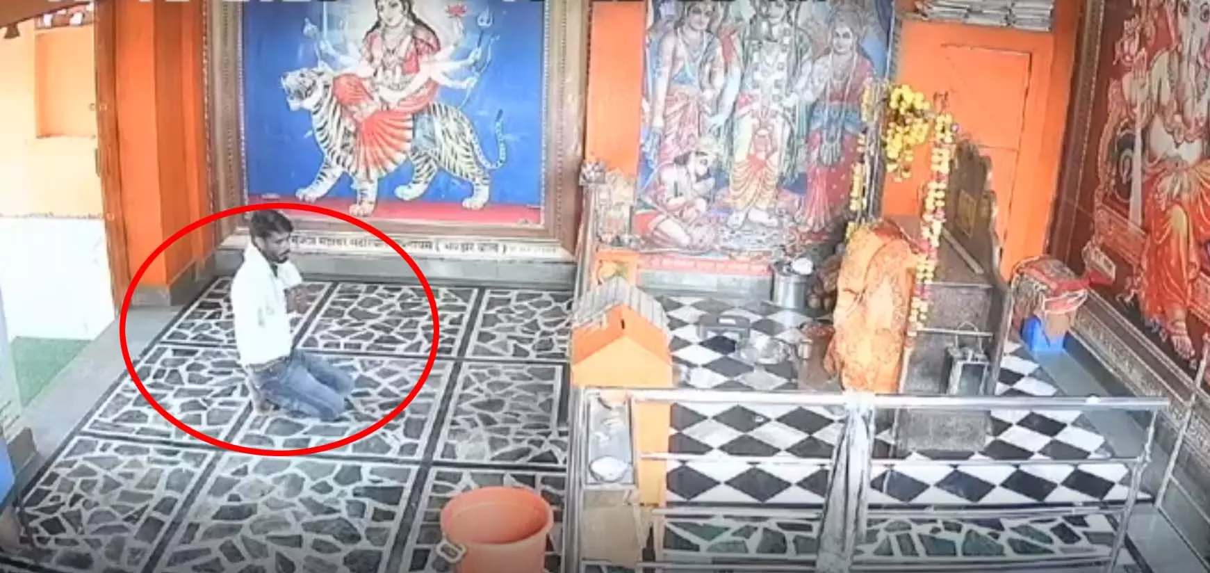 चोरी का LIVE वीडियो, चोर भगवान को भी नहीं छोड़ रहे चोरी का LIVE वीडियो, चोर भगवान को भी नहीं छोड़ रहे