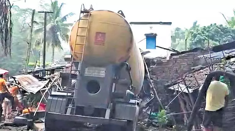 Odisha में सड़क किनारे बने घर में टैंकर के दुर्घटनाग्रस्त होने से 60 वर्षीय महिला की मौत, दो घायल Odisha में सड़क किनारे बने घर में टैंकर के दुर्घटनाग्रस्त होने से 60 वर्षीय महिला की मौत, दो घायल