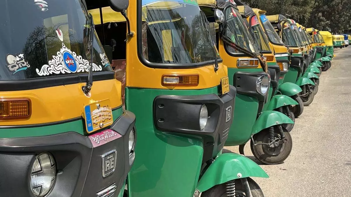 Karnataka : किराया वृद्धि के बावजूद मीटर का पालन नहीं करने वाले चालकों से दोगुना किराया वसूला जा रहा है Karnataka : किराया वृद्धि के बावजूद मीटर का पालन नहीं करने वाले चालकों से दोगुना किराया वसूला जा रहा है