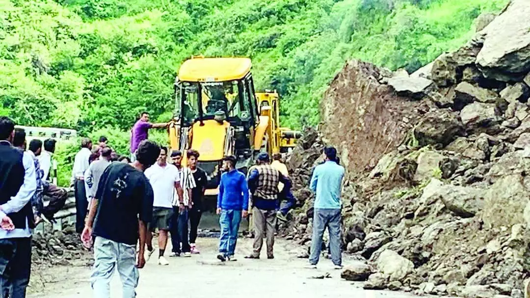 कुमारसैन में लैंडस्लाइड से एनएच-5 फिर बंद, पहाड़ से गिर रहे बड़े पत्थर कुमारसैन में लैंडस्लाइड से एनएच-5 फिर बंद, पहाड़ से गिर रहे बड़े पत्थर