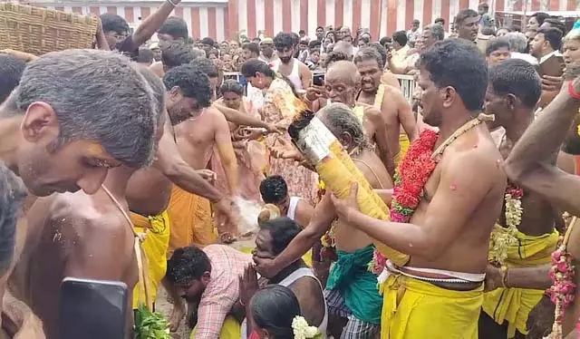 Tamil Nadu : भक्तगण अपने सिर पर नारियल फोड़कर अपनी मन्नतें पूरी करते है Tamil Nadu : भक्तगण अपने सिर पर नारियल फोड़कर अपनी मन्नतें पूरी करते है