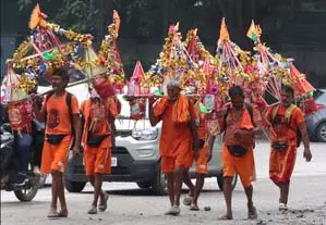 सावन के आखिरी सोमवार पर देशभर के शिव मंदिरों में उमड़ी श्रद्धालुओं की भीड़ सावन के आखिरी सोमवार पर देशभर के शिव मंदिरों में उमड़ी श्रद्धालुओं की भीड़